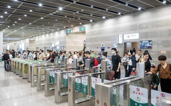 掘金配资 城事｜75.9万！铁路上海站迎“五一”返程客流最高峰