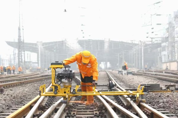 万通配资 细化制订安全卡控措施，徐州铁路部门“五一”坚守筑通途