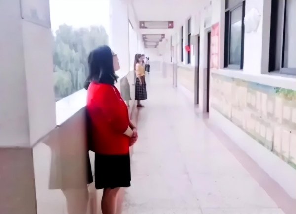 盈禾配资 候课制就是拍脑袋的产物！其实是对学生、对老师的双重压榨和折磨